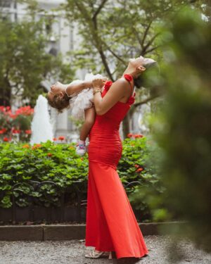 Natalia Reyes Instagram - La maternidad es el centro de mi realidad hoy, soy consciente de las muchísimas maneras que hay de maternar pero en mi caso es algo que me ha atravesado y no sabría hacerlo de otra forma, soy una mujer trabajadora, curiosa, con sueños y muchas (casi demasiadas 😅) ganas de hacer cosas pero Isla es la misión más importante que haya tenido hasta ahora, viajo y creo siempre con ella (y el apoyo de mi 🫶🏼 @juanpssv) y no, NO es fácil, la maternidad también es la más agotadora y demandante de 
el resto de facetas que solo pueden orbitan alrededor, las que son mamás me entenderán.
Creo que este es, sin embargo, el mayor privilegio del mundo, la verdadera riqueza, el ‘lujo’ es no perderme ni un segundo de estos momentos que son cortos (es cliché pero cierto que se pasan volando) pero sobre todo invaluables.
Estas fotos resumen bien mi momento de vida, nos las tomó @sayjess_ph una generosa fotógrafa colombiana que se acercó a capturarnos en Nueva York ❤️ gracias Jessica.

•

Maternity is the center of my reality today, I’m aware of the many kinds of mothers that can exist but in my case it’s something that has gone through me and I wouldn’t know how to do it any other way, I’m a working woman, with dreams and many (almost too many😅) things that I wanna achieve but Isla is the most important mission I’ve had so far, I always travel and create with her (and the support of @juanpssv) and no, it’s NOT easy, motherhood is also the most exhausting and plaintiff of the rest of the facets that can only orbit around, those who are moms will understand me.
I believe that this is, however, the greatest privilege in the world, the true wealth, the 'luxury' is not missing a second of these moments that are short and invaluable.
These photos summarize well this present moment and were taken by @sayjess_ph, a generous Colombian photographer that came to capture us in New York ❤️ thank you Jessica.

#NataliaFromColombia #Maternidad #Motherhood #NYCseVisteDeColombia