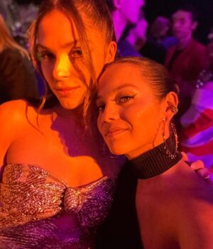 Natalia Reyes Instagram - ‘Una mujer con sustancia’ 
Querida @sofiavergara: tu autenticidad puede hacer TODO posible, eres una berraca, no se pierdan el 25 de enero #Griselda💥 

Gracias @jorgemalave por la arrodillada 📷 😂, a @elauribe por el maquillaje y la línea 🖊️ más PRO ever y @baobab por un vestido wow

Cracks ⚡️ @ericnewmanofficial @luisbalaguer 

•

‘A woman of substance’
Dear @sofiavergara: your authenticity can make ANYTHING possible, you are a trooper, don’t miss #Griselda on @netflix Jan 25th💥

#NataliaFromColombia #ColombiansDoItBetter #EnElDelia #SofíaVergara