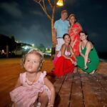 Natalia Reyes Instagram – No crecí en la fe católica a pesar de estudiar en un colegio que sí lo era, la navidad me resulta distante de muchas maneras pero si algo valoro hoy en día son los momentos de pausa y reflexión, los rituales colectivos que fomentan el encuentro con la familia y los amigos, la celebración de estar vivos y la oportunidad que siempre tenemos de renacer. Más allá del afán por consumir y la ansiedad por estrenar hoy celebro que hace mucho un ser nació (sea en la ficción o en la realidad) para enseñarnos que no existe un único camino ni UNA fe más válida que otra, que todas las guerras que emprendan en su nombre no tienen sentido y que la religión que tod@s deberíamos profesar debería ser la del AMOR 🫶🏼
Un abrazo hasta donde este mensaje los encuentre 🙏 

•

I didn’t grow up in the Catholic faith despite going to a Catholic school, Christmas seems distant to me in many ways but if there’s something I value today it is the moments of pause and reflection, the collective rituals that promote the encounter with the family and friends, the celebration of being alive and the opportunity we always have to be reborn. Beyond the desire to consume and the anxiety of brand new products, today I celebrate that a being was born a long time ago (whether in fiction or in reality) to teach us that there’s no single path or ONE faith more valid than another, that all wars using his name are meaningless and that our religion should be that of LOVE 🫶🏼
A hug all the way to the place you are right now 🙏

#NataliaFromColombia #FenixBeach #Navidad #christmas