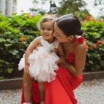 Natalia Reyes Instagram - La maternidad es el centro de mi realidad hoy, soy consciente de las muchísimas maneras que hay de maternar pero en mi caso es algo que me ha atravesado y no sabría hacerlo de otra forma, soy una mujer trabajadora, curiosa, con sueños y muchas (casi demasiadas 😅) ganas de hacer cosas pero Isla es la misión más importante que haya tenido hasta ahora, viajo y creo siempre con ella (y el apoyo de mi 🫶🏼 @juanpssv) y no, NO es fácil, la maternidad también es la más agotadora y demandante de el resto de facetas que solo pueden orbitan alrededor, las que son mamás me entenderán. Creo que este es, sin embargo, el mayor privilegio del mundo, la verdadera riqueza, el ‘lujo’ es no perderme ni un segundo de estos momentos que son cortos (es cliché pero cierto que se pasan volando) pero sobre todo invaluables. Estas fotos resumen bien mi momento de vida, nos las tomó @sayjess_ph una generosa fotógrafa colombiana que se acercó a capturarnos en Nueva York ❤️ gracias Jessica. • Maternity is the center of my reality today, I’m aware of the many kinds of mothers that can exist but in my case it’s something that has gone through me and I wouldn’t know how to do it any other way, I’m a working woman, with dreams and many (almost too many😅) things that I wanna achieve but Isla is the most important mission I’ve had so far, I always travel and create with her (and the support of @juanpssv) and no, it’s NOT easy, motherhood is also the most exhausting and plaintiff of the rest of the facets that can only orbit around, those who are moms will understand me. I believe that this is, however, the greatest privilege in the world, the true wealth, the 'luxury' is not missing a second of these moments that are short and invaluable. These photos summarize well this present moment and were taken by @sayjess_ph, a generous Colombian photographer that came to capture us in New York ❤️ thank you Jessica. #NataliaFromColombia #Maternidad #Motherhood #NYCseVisteDeColombia