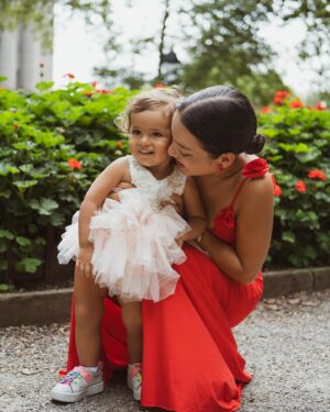Natalia Reyes Instagram - La maternidad es el centro de mi realidad hoy, soy consciente de las muchísimas maneras que hay de maternar pero en mi caso es algo que me ha atravesado y no sabría hacerlo de otra forma, soy una mujer trabajadora, curiosa, con sueños y muchas (casi demasiadas 😅) ganas de hacer cosas pero Isla es la misión más importante que haya tenido hasta ahora, viajo y creo siempre con ella (y el apoyo de mi 🫶🏼 @juanpssv) y no, NO es fácil, la maternidad también es la más agotadora y demandante de 
el resto de facetas que solo pueden orbitan alrededor, las que son mamás me entenderán.
Creo que este es, sin embargo, el mayor privilegio del mundo, la verdadera riqueza, el ‘lujo’ es no perderme ni un segundo de estos momentos que son cortos (es cliché pero cierto que se pasan volando) pero sobre todo invaluables.
Estas fotos resumen bien mi momento de vida, nos las tomó @sayjess_ph una generosa fotógrafa colombiana que se acercó a capturarnos en Nueva York ❤️ gracias Jessica.

•

Maternity is the center of my reality today, I’m aware of the many kinds of mothers that can exist but in my case it’s something that has gone through me and I wouldn’t know how to do it any other way, I’m a working woman, with dreams and many (almost too many😅) things that I wanna achieve but Isla is the most important mission I’ve had so far, I always travel and create with her (and the support of @juanpssv) and no, it’s NOT easy, motherhood is also the most exhausting and plaintiff of the rest of the facets that can only orbit around, those who are moms will understand me.
I believe that this is, however, the greatest privilege in the world, the true wealth, the 'luxury' is not missing a second of these moments that are short and invaluable.
These photos summarize well this present moment and were taken by @sayjess_ph, a generous Colombian photographer that came to capture us in New York ❤️ thank you Jessica.

#NataliaFromColombia #Maternidad #Motherhood #NYCseVisteDeColombia
