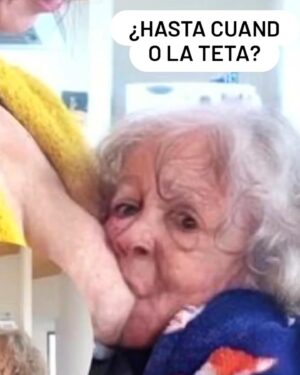 Natalia Reyes Instagram - 1. ‘TODAVÍA LE DAS TETA?’ Sí!
2. Lo que la gente se imagina cuando hace la pregunta 🤔 
3. Mi respuesta: A quién le importaa?🕺 

Ánimo mamás, que nadie distinto a ti y tu bebé marquen esta decisión, lactar a nuestras crías no nos hace mejores ni peores madres, cada proceso es ÚNICO y lo que es absurdo es que muchas mujeres dejen de lactar a sus hijos por PRESIÓN SOCIAL 😤

Que viva la teta (•)(•)

Foto de @soficienta 

#ConsejosNoPedidosParaMamás
 
•

1. 'ARE YOU STILL BREASTFEEDING?' Yes!
2. What people imagine when they ask that 🤔
3. My answer: Who cares? 🕺

Cheer up moms, let no one other than yourself and your baby make this decision, breastfeeding our babies doesn’t make us better or worse mothers, each process is UNIQUE and what is absurd is that many women stop breastfeeding their children due to SOCIAL PRESSURE 😤
Long live our breast (•)(•)

Photo by @soficienta

#UnsolicitedAdviceForMoms
