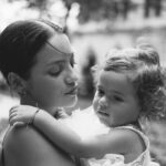 Natalia Reyes Instagram - La maternidad es el centro de mi realidad hoy, soy consciente de las muchísimas maneras que hay de maternar pero en mi caso es algo que me ha atravesado y no sabría hacerlo de otra forma, soy una mujer trabajadora, curiosa, con sueños y muchas (casi demasiadas 😅) ganas de hacer cosas pero Isla es la misión más importante que haya tenido hasta ahora, viajo y creo siempre con ella (y el apoyo de mi 🫶🏼 @juanpssv) y no, NO es fácil, la maternidad también es la más agotadora y demandante de el resto de facetas que solo pueden orbitan alrededor, las que son mamás me entenderán. Creo que este es, sin embargo, el mayor privilegio del mundo, la verdadera riqueza, el ‘lujo’ es no perderme ni un segundo de estos momentos que son cortos (es cliché pero cierto que se pasan volando) pero sobre todo invaluables. Estas fotos resumen bien mi momento de vida, nos las tomó @sayjess_ph una generosa fotógrafa colombiana que se acercó a capturarnos en Nueva York ❤️ gracias Jessica. • Maternity is the center of my reality today, I’m aware of the many kinds of mothers that can exist but in my case it’s something that has gone through me and I wouldn’t know how to do it any other way, I’m a working woman, with dreams and many (almost too many😅) things that I wanna achieve but Isla is the most important mission I’ve had so far, I always travel and create with her (and the support of @juanpssv) and no, it’s NOT easy, motherhood is also the most exhausting and plaintiff of the rest of the facets that can only orbit around, those who are moms will understand me. I believe that this is, however, the greatest privilege in the world, the true wealth, the 'luxury' is not missing a second of these moments that are short and invaluable. These photos summarize well this present moment and were taken by @sayjess_ph, a generous Colombian photographer that came to capture us in New York ❤️ thank you Jessica. #NataliaFromColombia #Maternidad #Motherhood #NYCseVisteDeColombia