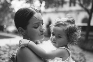 Natalia Reyes Instagram - La maternidad es el centro de mi realidad hoy, soy consciente de las muchísimas maneras que hay de maternar pero en mi caso es algo que me ha atravesado y no sabría hacerlo de otra forma, soy una mujer trabajadora, curiosa, con sueños y muchas (casi demasiadas 😅) ganas de hacer cosas pero Isla es la misión más importante que haya tenido hasta ahora, viajo y creo siempre con ella (y el apoyo de mi 🫶🏼 @juanpssv) y no, NO es fácil, la maternidad también es la más agotadora y demandante de 
el resto de facetas que solo pueden orbitan alrededor, las que son mamás me entenderán.
Creo que este es, sin embargo, el mayor privilegio del mundo, la verdadera riqueza, el ‘lujo’ es no perderme ni un segundo de estos momentos que son cortos (es cliché pero cierto que se pasan volando) pero sobre todo invaluables.
Estas fotos resumen bien mi momento de vida, nos las tomó @sayjess_ph una generosa fotógrafa colombiana que se acercó a capturarnos en Nueva York ❤️ gracias Jessica.

•

Maternity is the center of my reality today, I’m aware of the many kinds of mothers that can exist but in my case it’s something that has gone through me and I wouldn’t know how to do it any other way, I’m a working woman, with dreams and many (almost too many😅) things that I wanna achieve but Isla is the most important mission I’ve had so far, I always travel and create with her (and the support of @juanpssv) and no, it’s NOT easy, motherhood is also the most exhausting and plaintiff of the rest of the facets that can only orbit around, those who are moms will understand me.
I believe that this is, however, the greatest privilege in the world, the true wealth, the 'luxury' is not missing a second of these moments that are short and invaluable.
These photos summarize well this present moment and were taken by @sayjess_ph, a generous Colombian photographer that came to capture us in New York ❤️ thank you Jessica.

#NataliaFromColombia #Maternidad #Motherhood #NYCseVisteDeColombia