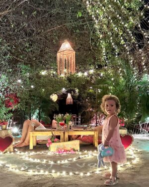 Natalia Reyes Instagram - No crecí en la fe católica a pesar de estudiar en un colegio que sí lo era, la navidad me resulta distante de muchas maneras pero si algo valoro hoy en día son los momentos de pausa y reflexión, los rituales colectivos que fomentan el encuentro con la familia y los amigos, la celebración de estar vivos y la oportunidad que siempre tenemos de renacer. Más allá del afán por consumir y la ansiedad por estrenar hoy celebro que hace mucho un ser nació (sea en la ficción o en la realidad) para enseñarnos que no existe un único camino ni UNA fe más válida que otra, que todas las guerras que emprendan en su nombre no tienen sentido y que la religión que tod@s deberíamos profesar debería ser la del AMOR 🫶🏼
Un abrazo hasta donde este mensaje los encuentre 🙏 

•

I didn’t grow up in the Catholic faith despite going to a Catholic school, Christmas seems distant to me in many ways but if there’s something I value today it is the moments of pause and reflection, the collective rituals that promote the encounter with the family and friends, the celebration of being alive and the opportunity we always have to be reborn. Beyond the desire to consume and the anxiety of brand new products, today I celebrate that a being was born a long time ago (whether in fiction or in reality) to teach us that there’s no single path or ONE faith more valid than another, that all wars using his name are meaningless and that our religion should be that of LOVE 🫶🏼
A hug all the way to the place you are right now 🙏

#NataliaFromColombia #FenixBeach #Navidad #christmas