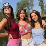 Natalia Reyes Instagram - Comadritas 9 años después en la Ciudad de México que siempre recibe con amor, sabor y color 🇲🇽 Paseo con las mini comadritas a Xochimilco 🛶 @valentinabailarina @soficienta Pe. Por favor vean la última foto que es la original de hace 9 años 👵🏻 • Comadres after 9 years back in Mexico City that always welcomes with love, color and flavor 💚🤍❤️ A little adventure with the younger comadres in Xochimilco. Ps. Don’t miss the last photo that is the original one, taken 9 years ago. #Xochimilco #CDMX #MexicoCity #NataliaFromColombia #AmistadDivinoTesoro