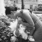 Natalia Reyes Instagram - La maternidad es el centro de mi realidad hoy, soy consciente de las muchísimas maneras que hay de maternar pero en mi caso es algo que me ha atravesado y no sabría hacerlo de otra forma, soy una mujer trabajadora, curiosa, con sueños y muchas (casi demasiadas 😅) ganas de hacer cosas pero Isla es la misión más importante que haya tenido hasta ahora, viajo y creo siempre con ella (y el apoyo de mi 🫶🏼 @juanpssv) y no, NO es fácil, la maternidad también es la más agotadora y demandante de el resto de facetas que solo pueden orbitan alrededor, las que son mamás me entenderán. Creo que este es, sin embargo, el mayor privilegio del mundo, la verdadera riqueza, el ‘lujo’ es no perderme ni un segundo de estos momentos que son cortos (es cliché pero cierto que se pasan volando) pero sobre todo invaluables. Estas fotos resumen bien mi momento de vida, nos las tomó @sayjess_ph una generosa fotógrafa colombiana que se acercó a capturarnos en Nueva York ❤️ gracias Jessica. • Maternity is the center of my reality today, I’m aware of the many kinds of mothers that can exist but in my case it’s something that has gone through me and I wouldn’t know how to do it any other way, I’m a working woman, with dreams and many (almost too many😅) things that I wanna achieve but Isla is the most important mission I’ve had so far, I always travel and create with her (and the support of @juanpssv) and no, it’s NOT easy, motherhood is also the most exhausting and plaintiff of the rest of the facets that can only orbit around, those who are moms will understand me. I believe that this is, however, the greatest privilege in the world, the true wealth, the 'luxury' is not missing a second of these moments that are short and invaluable. These photos summarize well this present moment and were taken by @sayjess_ph, a generous Colombian photographer that came to capture us in New York ❤️ thank you Jessica. #NataliaFromColombia #Maternidad #Motherhood #NYCseVisteDeColombia