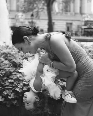 Natalia Reyes Instagram - La maternidad es el centro de mi realidad hoy, soy consciente de las muchísimas maneras que hay de maternar pero en mi caso es algo que me ha atravesado y no sabría hacerlo de otra forma, soy una mujer trabajadora, curiosa, con sueños y muchas (casi demasiadas 😅) ganas de hacer cosas pero Isla es la misión más importante que haya tenido hasta ahora, viajo y creo siempre con ella (y el apoyo de mi 🫶🏼 @juanpssv) y no, NO es fácil, la maternidad también es la más agotadora y demandante de 
el resto de facetas que solo pueden orbitan alrededor, las que son mamás me entenderán.
Creo que este es, sin embargo, el mayor privilegio del mundo, la verdadera riqueza, el ‘lujo’ es no perderme ni un segundo de estos momentos que son cortos (es cliché pero cierto que se pasan volando) pero sobre todo invaluables.
Estas fotos resumen bien mi momento de vida, nos las tomó @sayjess_ph una generosa fotógrafa colombiana que se acercó a capturarnos en Nueva York ❤️ gracias Jessica.

•

Maternity is the center of my reality today, I’m aware of the many kinds of mothers that can exist but in my case it’s something that has gone through me and I wouldn’t know how to do it any other way, I’m a working woman, with dreams and many (almost too many😅) things that I wanna achieve but Isla is the most important mission I’ve had so far, I always travel and create with her (and the support of @juanpssv) and no, it’s NOT easy, motherhood is also the most exhausting and plaintiff of the rest of the facets that can only orbit around, those who are moms will understand me.
I believe that this is, however, the greatest privilege in the world, the true wealth, the 'luxury' is not missing a second of these moments that are short and invaluable.
These photos summarize well this present moment and were taken by @sayjess_ph, a generous Colombian photographer that came to capture us in New York ❤️ thank you Jessica.

#NataliaFromColombia #Maternidad #Motherhood #NYCseVisteDeColombia