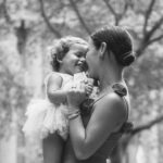 Natalia Reyes Instagram - La maternidad es el centro de mi realidad hoy, soy consciente de las muchísimas maneras que hay de maternar pero en mi caso es algo que me ha atravesado y no sabría hacerlo de otra forma, soy una mujer trabajadora, curiosa, con sueños y muchas (casi demasiadas 😅) ganas de hacer cosas pero Isla es la misión más importante que haya tenido hasta ahora, viajo y creo siempre con ella (y el apoyo de mi 🫶🏼 @juanpssv) y no, NO es fácil, la maternidad también es la más agotadora y demandante de el resto de facetas que solo pueden orbitan alrededor, las que son mamás me entenderán. Creo que este es, sin embargo, el mayor privilegio del mundo, la verdadera riqueza, el ‘lujo’ es no perderme ni un segundo de estos momentos que son cortos (es cliché pero cierto que se pasan volando) pero sobre todo invaluables. Estas fotos resumen bien mi momento de vida, nos las tomó @sayjess_ph una generosa fotógrafa colombiana que se acercó a capturarnos en Nueva York ❤️ gracias Jessica. • Maternity is the center of my reality today, I’m aware of the many kinds of mothers that can exist but in my case it’s something that has gone through me and I wouldn’t know how to do it any other way, I’m a working woman, with dreams and many (almost too many😅) things that I wanna achieve but Isla is the most important mission I’ve had so far, I always travel and create with her (and the support of @juanpssv) and no, it’s NOT easy, motherhood is also the most exhausting and plaintiff of the rest of the facets that can only orbit around, those who are moms will understand me. I believe that this is, however, the greatest privilege in the world, the true wealth, the 'luxury' is not missing a second of these moments that are short and invaluable. These photos summarize well this present moment and were taken by @sayjess_ph, a generous Colombian photographer that came to capture us in New York ❤️ thank you Jessica. #NataliaFromColombia #Maternidad #Motherhood #NYCseVisteDeColombia