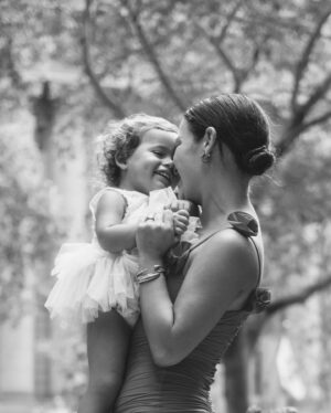 Natalia Reyes Instagram - La maternidad es el centro de mi realidad hoy, soy consciente de las muchísimas maneras que hay de maternar pero en mi caso es algo que me ha atravesado y no sabría hacerlo de otra forma, soy una mujer trabajadora, curiosa, con sueños y muchas (casi demasiadas 😅) ganas de hacer cosas pero Isla es la misión más importante que haya tenido hasta ahora, viajo y creo siempre con ella (y el apoyo de mi 🫶🏼 @juanpssv) y no, NO es fácil, la maternidad también es la más agotadora y demandante de 
el resto de facetas que solo pueden orbitan alrededor, las que son mamás me entenderán.
Creo que este es, sin embargo, el mayor privilegio del mundo, la verdadera riqueza, el ‘lujo’ es no perderme ni un segundo de estos momentos que son cortos (es cliché pero cierto que se pasan volando) pero sobre todo invaluables.
Estas fotos resumen bien mi momento de vida, nos las tomó @sayjess_ph una generosa fotógrafa colombiana que se acercó a capturarnos en Nueva York ❤️ gracias Jessica.

•

Maternity is the center of my reality today, I’m aware of the many kinds of mothers that can exist but in my case it’s something that has gone through me and I wouldn’t know how to do it any other way, I’m a working woman, with dreams and many (almost too many😅) things that I wanna achieve but Isla is the most important mission I’ve had so far, I always travel and create with her (and the support of @juanpssv) and no, it’s NOT easy, motherhood is also the most exhausting and plaintiff of the rest of the facets that can only orbit around, those who are moms will understand me.
I believe that this is, however, the greatest privilege in the world, the true wealth, the 'luxury' is not missing a second of these moments that are short and invaluable.
These photos summarize well this present moment and were taken by @sayjess_ph, a generous Colombian photographer that came to capture us in New York ❤️ thank you Jessica.

#NataliaFromColombia #Maternidad #Motherhood #NYCseVisteDeColombia