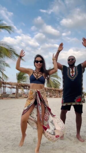 Natalia Reyes Instagram - No sé quién es Sandra pero su marido no la merece y yo tenía ganas de bailar.. 💃 

@fenixbeachcartagena @lapuntacartagena @josesarkar.clasesdedanza 

•

I don’t know who Sandra is but her husband doesn’t deserve her and I wanted to dance... 💃

#NataliaReyes #SandraQuiereSaber #NataliaFromColombia #EnLaPuntaSeBaila  #ElMaridoDeSandraNoLaMerece