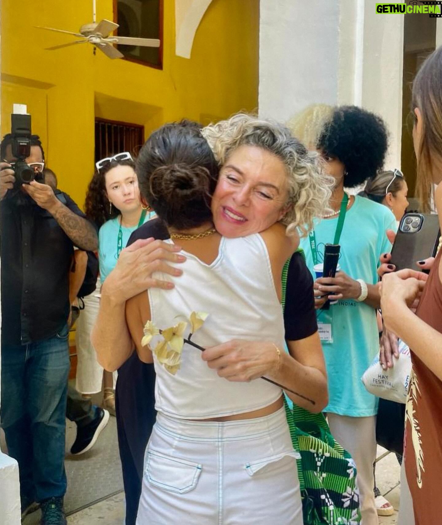 Natalia Reyes Instagram - Un pequeño resumen de lo que fue el fin de semana pasado @hayfestivalcartagena 📚 Celebrando a una mujer que ha desafiado todo con su brillantez e inagotable talento @margaritarosa.defrancisco, muchos amigos, empezando a celebrar a Gabo, el orgullo que sentimos por @amaliaandrade_ y el agotamiento de Isla tras tantas actividades no se lo pierdan 🤣 • A recap / @hayfestival 📚 Celebrating a woman who has challenged everything with her brilliance and endless talent @margaritarosa.defrancisco, Gabo, many friends, the pride we feel for @amaliaandrade_ and Isla’s exhaustion after so many activities, don’t miss it ;) #HayFestival