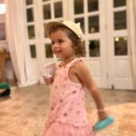 Natalia Reyes Instagram – No crecí en la fe católica a pesar de estudiar en un colegio que sí lo era, la navidad me resulta distante de muchas maneras pero si algo valoro hoy en día son los momentos de pausa y reflexión, los rituales colectivos que fomentan el encuentro con la familia y los amigos, la celebración de estar vivos y la oportunidad que siempre tenemos de renacer. Más allá del afán por consumir y la ansiedad por estrenar hoy celebro que hace mucho un ser nació (sea en la ficción o en la realidad) para enseñarnos que no existe un único camino ni UNA fe más válida que otra, que todas las guerras que emprendan en su nombre no tienen sentido y que la religión que tod@s deberíamos profesar debería ser la del AMOR 🫶🏼
Un abrazo hasta donde este mensaje los encuentre 🙏 

•

I didn’t grow up in the Catholic faith despite going to a Catholic school, Christmas seems distant to me in many ways but if there’s something I value today it is the moments of pause and reflection, the collective rituals that promote the encounter with the family and friends, the celebration of being alive and the opportunity we always have to be reborn. Beyond the desire to consume and the anxiety of brand new products, today I celebrate that a being was born a long time ago (whether in fiction or in reality) to teach us that there’s no single path or ONE faith more valid than another, that all wars using his name are meaningless and that our religion should be that of LOVE 🫶🏼
A hug all the way to the place you are right now 🙏

#NataliaFromColombia #FenixBeach #Navidad #christmas