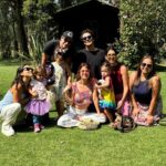 Natalia Reyes Instagram - Comadritas 9 años después en la Ciudad de México que siempre recibe con amor, sabor y color 🇲🇽 Paseo con las mini comadritas a Xochimilco 🛶 @valentinabailarina @soficienta Pe. Por favor vean la última foto que es la original de hace 9 años 👵🏻 • Comadres after 9 years back in Mexico City that always welcomes with love, color and flavor 💚🤍❤️ A little adventure with the younger comadres in Xochimilco. Ps. Don’t miss the last photo that is the original one, taken 9 years ago. #Xochimilco #CDMX #MexicoCity #NataliaFromColombia #AmistadDivinoTesoro