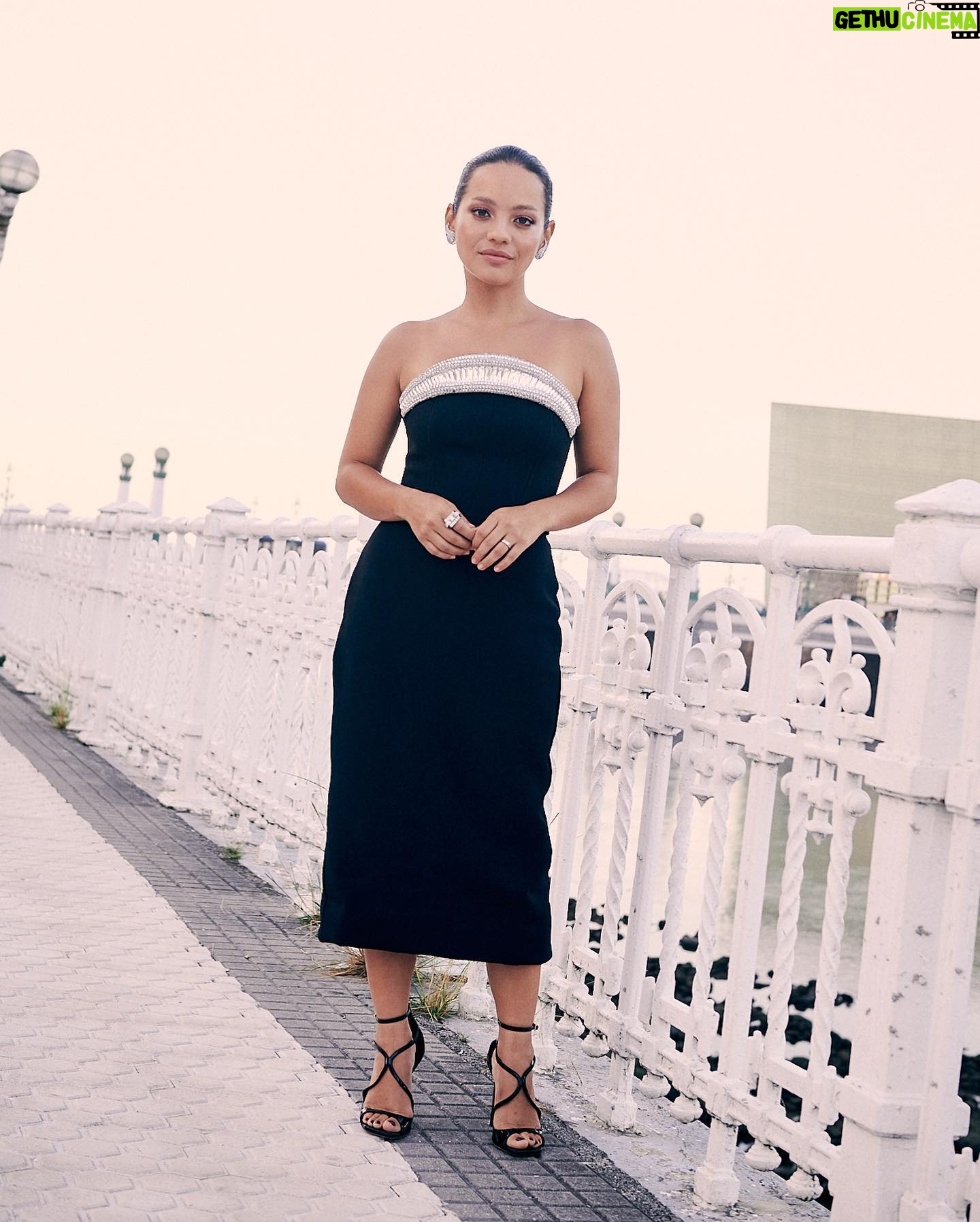 Natalia Reyes Instagram - 🤍 En @sansebastianfes para estrenar #CamiloSuperstar @atresplayer, ver mucho cine y acompañar varias películas colombianas @academiacolcine 🎬 Fotos de @andresgarlujan Styling @_freddyalonso Vestido @davidkomalondon Joyas @joyassardinero Maquillaje y peinado @natalia_natalita para @armanibeauty • In @sansebastianfes to premiere #CamiloSuperstar, watch tons of movies and support Colombian movies 🇨🇴 #NataliaFromColombia #Donostia #SanSebastian #ArmaniMakeUp #FilmFestival