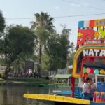 Natalia Reyes Instagram - Comadritas 9 años después en la Ciudad de México que siempre recibe con amor, sabor y color 🇲🇽 Paseo con las mini comadritas a Xochimilco 🛶 @valentinabailarina @soficienta Pe. Por favor vean la última foto que es la original de hace 9 años 👵🏻 • Comadres after 9 years back in Mexico City that always welcomes with love, color and flavor 💚🤍❤️ A little adventure with the younger comadres in Xochimilco. Ps. Don’t miss the last photo that is the original one, taken 9 years ago. #Xochimilco #CDMX #MexicoCity #NataliaFromColombia #AmistadDivinoTesoro