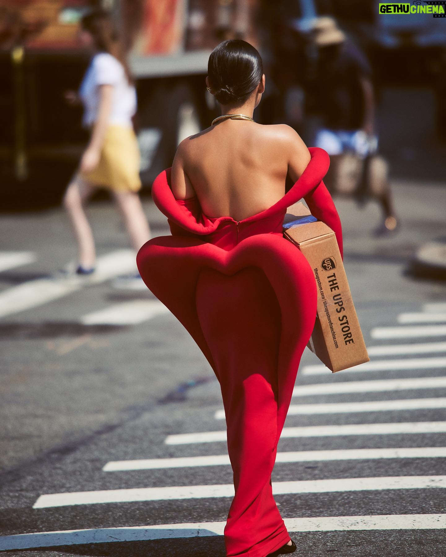 Natalia Reyes Instagram - π Solo amor por todos los frentes ;) Pd. Ninguna imagen mΓ‘s alejada de mi estado actual π§ββοΈ @m__milenio cover Editor in Chief / Style @sarahgorereeves Photo: @bymatallana π @quine_li_ MU @vicky_steckel Hair @michaelthomaslollo Assists: @fridagarccia @lorenadominguezv @acevallosphoto β’ Only love on all fronts.. #NYC #CanalSt #NataliaFromColombia #Mvoices #NewYork #MDeMilenio #MRevistaDeMilenio #Covergirl