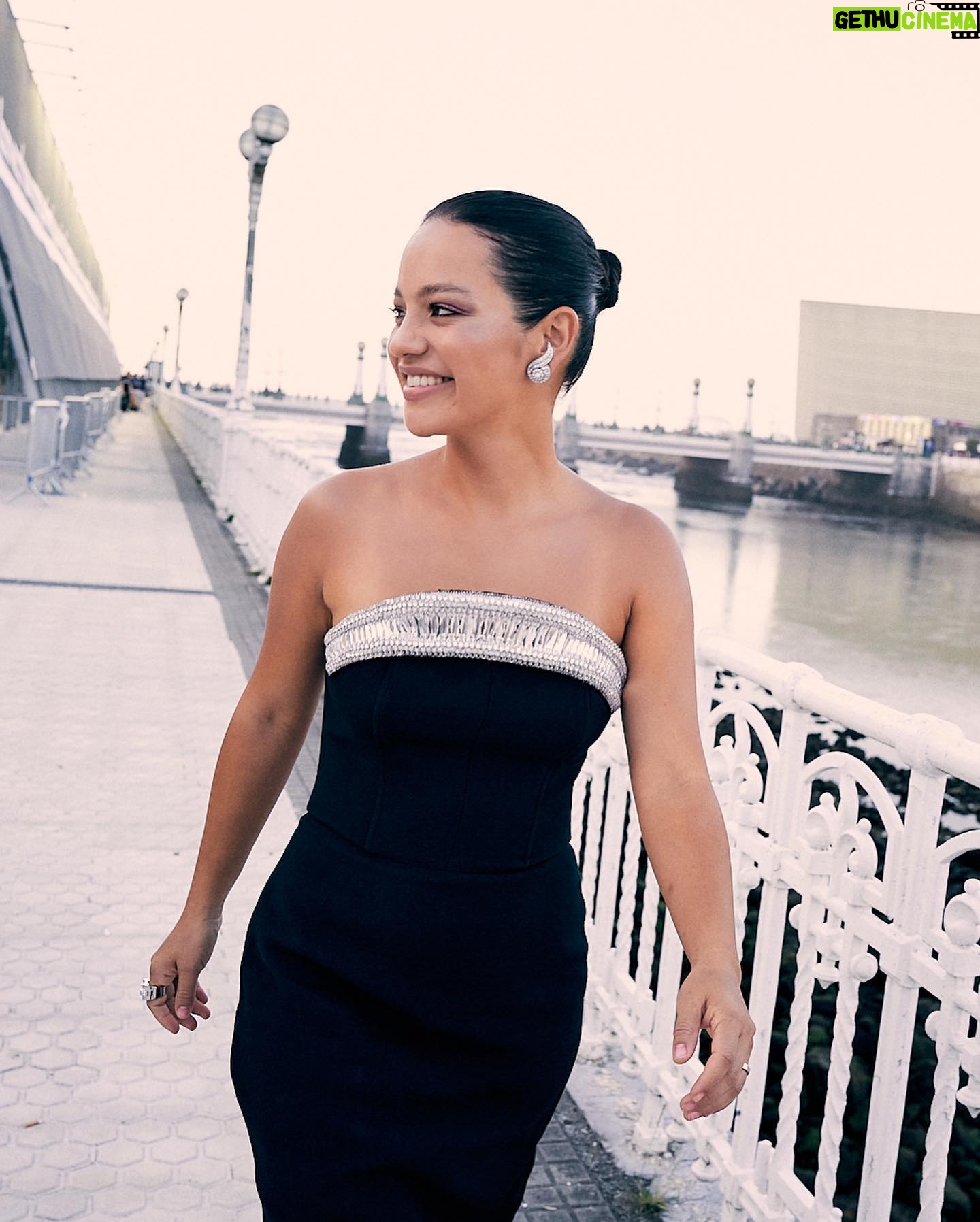 Natalia Reyes Instagram - 🤍 En @sansebastianfes para estrenar #CamiloSuperstar @atresplayer, ver mucho cine y acompañar varias películas colombianas @academiacolcine 🎬 Fotos de @andresgarlujan Styling @_freddyalonso Vestido @davidkomalondon Joyas @joyassardinero Maquillaje y peinado @natalia_natalita para @armanibeauty • In @sansebastianfes to premiere #CamiloSuperstar, watch tons of movies and support Colombian movies 🇨🇴 #NataliaFromColombia #Donostia #SanSebastian #ArmaniMakeUp #FilmFestival