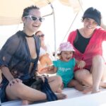 Natalia Reyes Instagram - Yo no puedo dejar de mirar a Isla y sorprenderme con lo alucinante que es la vida, ver un ser humano aprender de cero TODO, ver nuestro instinto en su máximo esplendor es un proceso realmente mágico. Aquí la familia, el refugio, no puedo estar más agradecida por el amor, el apoyo incondicional, por ser reflejo, ser maestr@s y por la crianza compartida. Mi amigo @imaginesharks nos tomó estas fotos que atesoro con toda mi alma ⛵️ @juanpssv @navegacolombia • I can’t stop looking at Isla and being surprised by how amazing life is, seeing a human being learn EVERYTHING from scratch, seeing our instinct at its maximum splendor is a truly magical process. Here the family, the refuge, I couldn’t be more grateful for the love, the unconditional support, for being a reflection, for being teachers and for the shared parenting. My friend @imaginesharks took these photos of us that I treasure with all my soul ⛵️ @juanpssv @navegacolombia #family #Sailing