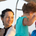 Natalia Reyes Instagram - Yo no puedo dejar de mirar a Isla y sorprenderme con lo alucinante que es la vida, ver un ser humano aprender de cero TODO, ver nuestro instinto en su máximo esplendor es un proceso realmente mágico. Aquí la familia, el refugio, no puedo estar más agradecida por el amor, el apoyo incondicional, por ser reflejo, ser maestr@s y por la crianza compartida. Mi amigo @imaginesharks nos tomó estas fotos que atesoro con toda mi alma ⛵️ @juanpssv @navegacolombia • I can’t stop looking at Isla and being surprised by how amazing life is, seeing a human being learn EVERYTHING from scratch, seeing our instinct at its maximum splendor is a truly magical process. Here the family, the refuge, I couldn’t be more grateful for the love, the unconditional support, for being a reflection, for being teachers and for the shared parenting. My friend @imaginesharks took these photos of us that I treasure with all my soul ⛵️ @juanpssv @navegacolombia #family #Sailing