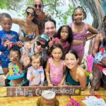 Natalia Reyes Instagram – 💚 Isla cumplió dos años 🥹 y oficialmente soy un mamá que dice que ‘se crecen volando’ y como buena madre tampoco logro estar al día con nada y publico todo tarde 🤣
La celebro a ella que es mi regalo más grande y mi mayor maestra pero además los invito a que nuestras celebraciones sean más conscientes con la tierra 🌍:

– Se puede celebrar sin plásticos de un solo uso, no se necesitan desechables ni globos 🎈 hay otras formas de decorar (y son más económicas) 🌷 
– los regalos no eran necesarios pero en caso de darse pedimos que fueran segundazos, Isla es la reina de las ‘herencias’, nos encanta recibir cosas llenas de amor, en los niñ@s la emoción con la ropa y juguetes dura poco así que mejor rotar y no comprar cosas nuevas ♻️ 
– sin paquetes ni comida ultraprocesada, comida real, local, hecha con amor, sin azúcar y nada de lo anterior significa que no fuera divertido 🍉 
– con actividades que desarrollen su creatividad, independencia y conexión con la naturaleza 🌱 🎨 

Mejor dicho, menos es más, quién se une al club?

•

💚 Isla turned two years old 🥹 and I’m officially a mother who says ‘they grow up too fast’ and as a good mother I also can’t keep up with anything and I post everything years later 🤣
I celebrate her, she’s my greatest gift and my greatest teacher but I also invite you to make our celebrations more conscious 🌍:

 – celebrate without single-use plastics, you don’t need disposables or balloons 🎈 there are other ways to decorate (and they are cheaper) 🌷
 – gifts weren’t necessary but if they were given we asked that they were secondhand, Isla is the queen of ‘inheritances’, we like receiving things full of love, for children the excitement with clothes and toys doesn’t last long so it’s better to rotate and not buy new things ♻️
 – no fast or ultra-processed food, only real, local food, made with love, no sugar and none of the above means it wasn’t fun 🍉
 – with activities that develop their creativity, independence and connection with nature 🌱 🎨

Better said, less is more, who joins the club?

#PlasticFreeLiving #SustainableCelebrations #LessIsMore #MejorSinPlásticos #PequeñaGranIsla #SingleUseSucks #BirthdayParty
