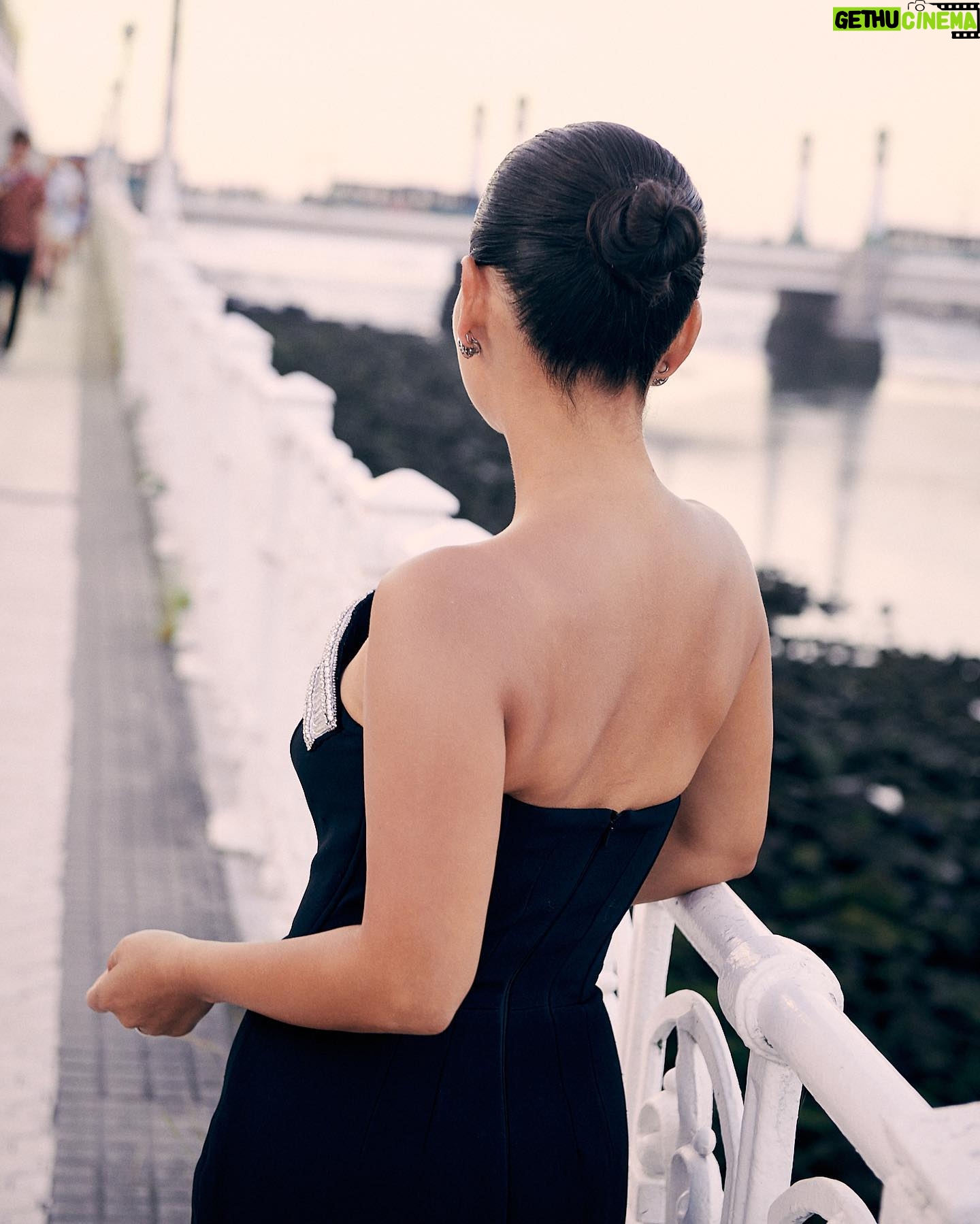 Natalia Reyes Instagram - 🤍 En @sansebastianfes para estrenar #CamiloSuperstar @atresplayer, ver mucho cine y acompañar varias películas colombianas @academiacolcine 🎬 Fotos de @andresgarlujan Styling @_freddyalonso Vestido @davidkomalondon Joyas @joyassardinero Maquillaje y peinado @natalia_natalita para @armanibeauty • In @sansebastianfes to premiere #CamiloSuperstar, watch tons of movies and support Colombian movies 🇨🇴 #NataliaFromColombia #Donostia #SanSebastian #ArmaniMakeUp #FilmFestival