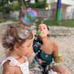 Natalia Reyes Instagram – 💚 Isla cumplió dos años 🥹 y oficialmente soy un mamá que dice que ‘se crecen volando’ y como buena madre tampoco logro estar al día con nada y publico todo tarde 🤣
La celebro a ella que es mi regalo más grande y mi mayor maestra pero además los invito a que nuestras celebraciones sean más conscientes con la tierra 🌍:

– Se puede celebrar sin plásticos de un solo uso, no se necesitan desechables ni globos 🎈 hay otras formas de decorar (y son más económicas) 🌷 
– los regalos no eran necesarios pero en caso de darse pedimos que fueran segundazos, Isla es la reina de las ‘herencias’, nos encanta recibir cosas llenas de amor, en los niñ@s la emoción con la ropa y juguetes dura poco así que mejor rotar y no comprar cosas nuevas ♻️ 
– sin paquetes ni comida ultraprocesada, comida real, local, hecha con amor, sin azúcar y nada de lo anterior significa que no fuera divertido 🍉 
– con actividades que desarrollen su creatividad, independencia y conexión con la naturaleza 🌱 🎨 

Mejor dicho, menos es más, quién se une al club?

•

💚 Isla turned two years old 🥹 and I’m officially a mother who says ‘they grow up too fast’ and as a good mother I also can’t keep up with anything and I post everything years later 🤣
I celebrate her, she’s my greatest gift and my greatest teacher but I also invite you to make our celebrations more conscious 🌍:

 – celebrate without single-use plastics, you don’t need disposables or balloons 🎈 there are other ways to decorate (and they are cheaper) 🌷
 – gifts weren’t necessary but if they were given we asked that they were secondhand, Isla is the queen of ‘inheritances’, we like receiving things full of love, for children the excitement with clothes and toys doesn’t last long so it’s better to rotate and not buy new things ♻️
 – no fast or ultra-processed food, only real, local food, made with love, no sugar and none of the above means it wasn’t fun 🍉
 – with activities that develop their creativity, independence and connection with nature 🌱 🎨

Better said, less is more, who joins the club?

#PlasticFreeLiving #SustainableCelebrations #LessIsMore #MejorSinPlásticos #PequeñaGranIsla #SingleUseSucks #BirthdayParty