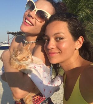 Natalia Reyes Instagram - Pasan los años, pasa la vida, los lugares y las situaciones pero aquí seguimos hermana mía @lagaita, mi angelito del 4 FELIZ VIDA hoy más que nunca que florece la misma dentro tuyo 💫 🐣  Por muchos años más!

•

Years pass, life passes, places and situations pass but here we are still my sister @lagaita, my little angel of the number 4.. HAPPY LIFE today more than ever as it blooms within you 🐣 For many more years..

#SisterFromAnotherMister #CarolinaGaitán