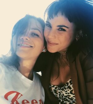 Natalia Reyes Instagram - Pasan los años, pasa la vida, los lugares y las situaciones pero aquí seguimos hermana mía @lagaita, mi angelito del 4 FELIZ VIDA hoy más que nunca que florece la misma dentro tuyo 💫 🐣  Por muchos años más!

•

Years pass, life passes, places and situations pass but here we are still my sister @lagaita, my little angel of the number 4.. HAPPY LIFE today more than ever as it blooms within you 🐣 For many more years..

#SisterFromAnotherMister #CarolinaGaitán