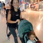Natalia Reyes Instagram – ✈️ Me preguntan mucho cómo es volar con con bebé así que les comparto otro de los  #ConsejosNoPedidosParaMamás de este vuelo con @avianca desde Los Ángeles hasta Bogotá, la ruta más larga que tengan en el continente vuelve con toda la comodidad 🙏 

– Escojo vuelo nocturno para que duerma
– Pido ventana para entretenerla con la vista y apoyarme
– Le llevo algún juguete que no haya visto
– Comida que le guste
– Agua para hidratarla (o teta) y que no le duelan los oídos 
– y aunque sé que no siempre se puede intento viajar en business especialmente si necesito llegar a trabajar 

Qué otras cosas les funcionan a ustedes? 

•

🇺🇸 They ask me what it’s like to fly with a baby so I here’s another #UnsolicitedAdviceForMoms of this flight with @avianca from Los Angeles to Bogotá, the longest route they have in the continent is back with all the comfort 🙏

 – I choose night flights so she can sleep
 – I ask for window to entertain her with the view and have some support 
 – I bring her a toy she hasn’t seen
 – Food she likes
 – Water to hydrate her (or breastmilk) so her ears don’t hurt
 – and although I know it isn’t always possible, I try to travel in business, especially if I need to get to work

What else works for you?

#NataliaFromColombia #WorkingMom #TravelingWithBaby