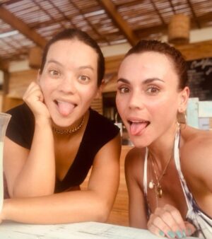 Natalia Reyes Instagram - Pasan los años, pasa la vida, los lugares y las situaciones pero aquí seguimos hermana mía @lagaita, mi angelito del 4 FELIZ VIDA hoy más que nunca que florece la misma dentro tuyo 💫 🐣  Por muchos años más!

•

Years pass, life passes, places and situations pass but here we are still my sister @lagaita, my little angel of the number 4.. HAPPY LIFE today more than ever as it blooms within you 🐣 For many more years..

#SisterFromAnotherMister #CarolinaGaitán