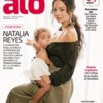 Natalia Reyes Instagram - Natalia Reyes e Isla, un amor profundo y… ¡Qué viva la teta! Nadie duda de que la lactancia materna es beneficiosa para el bebé, pero hacerlo a la vista de otros o extenderla en el tiempo continúa siendo un tabú en pleno siglo XXI. En el mes de agosto se celebra la Semana Mundial de la Lactancia, y la talentosa actriz @nataliareyesg se suma a esta iniciativa para reivindicar la libertad de las mujeres y el derecho de los niños a ser alimentados. “Lactar a mi hija ha sido alucinante... Es nuestra conexión mágica, una unión llena de amor y de ternura que nos enseña cada día algo nuevo; es ese lazo que nos alimenta a ambas: a ti, Isla, de todos los nutrientes que necesitas, y a mí, de toda la paciencia y el amor que necesito”, asegura la actriz, quien lleva casi dos años lactando a su princesa. #MujerAlóInspira #RevistaAló . . . . Entrevista: @sandrapaolareal Fotografía: @juanmoore Producción y styling: @andresyepesd Maquillaje y pelo: @malejocangrejo Asistente de moda: @mjabisambra Asistente de makeup: @tefaospina_ Digital: @richi1024 Management: @mclmanager Prensa: @camilopardos Look: top de @massimodutti Pantalón de @andrealandaofficial Collar de @ayshabilgrami Locación: @fsbogota Agradecimientos: @lagamboa