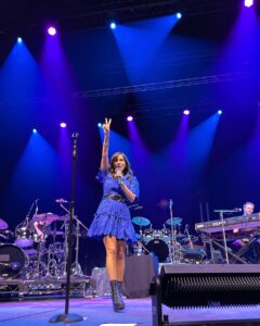 Natalie Imbruglia Instagram - What a great first night on Wednesday in Perth kicking off @thecorrsofficial Australian Tour at the @racarena with @germeinsisters and @tonichilds It’s so great to be home 🥰 Big up to my band and crew and I can’t wait to get on stage tonight at @sandstonepoint Bribie Island ☀️ Thanks @becbol172 for the best seats in the house to watch The Corrs! Love to you and the family 💜 Styling: @fredericalovellpank 🦋 Dress: @leolin_official @sal_morgan