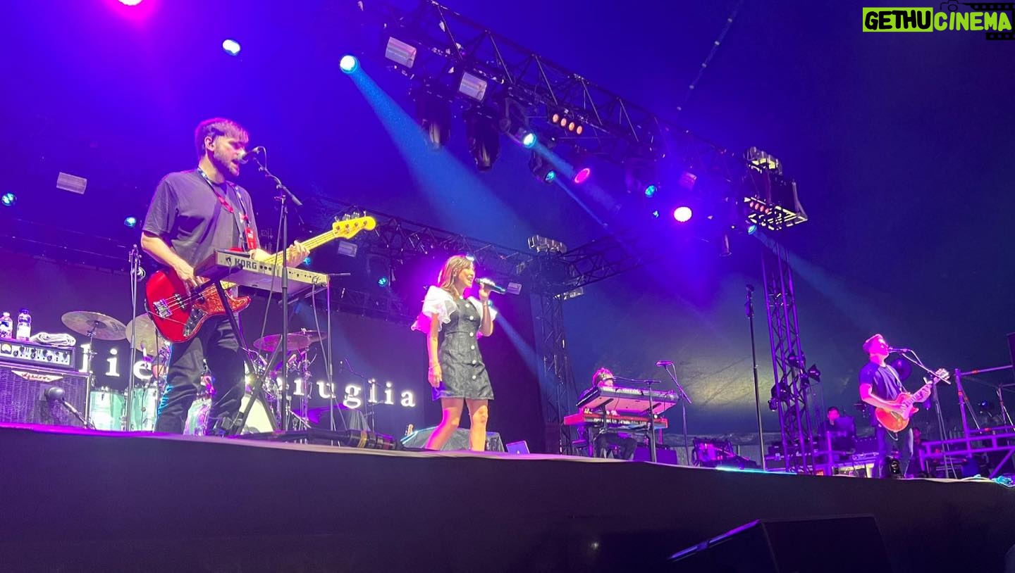 Natalie Imbruglia Instagram - The tent was full of love at @randrcircus in Sheffield yesterday!! So much fun… best crowd this year ❤️⭐️🥰 And thanks @hendersonsrelish for my personalised bottles in dressing room! ❤️👌🏼 Styling: @fredericalovellpank Dress: @dreamsisterjane Shoes: @givenchy 📸 @karenrossiter