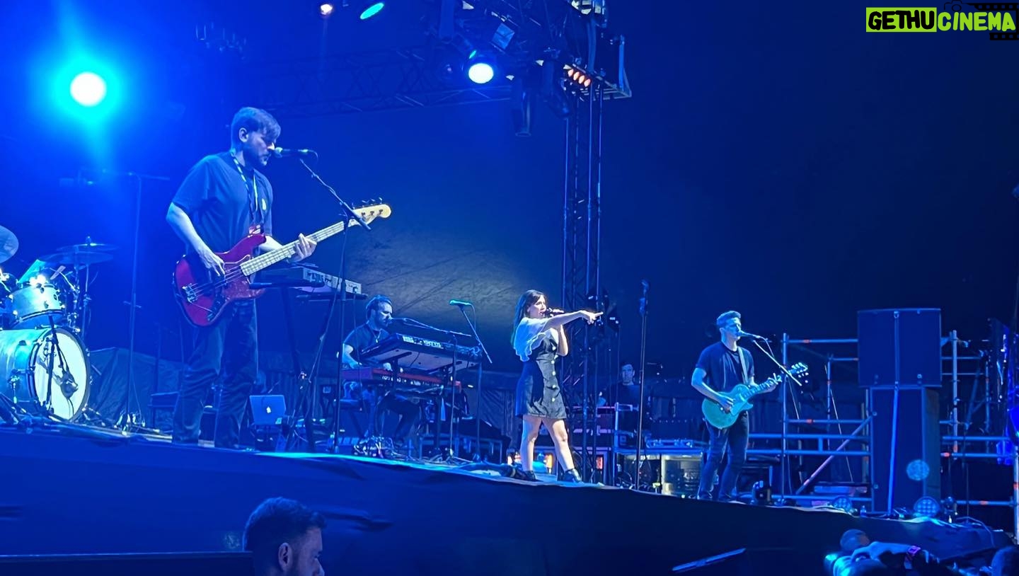 Natalie Imbruglia Instagram - The tent was full of love at @randrcircus in Sheffield yesterday!! So much fun… best crowd this year ❤️⭐️🥰 And thanks @hendersonsrelish for my personalised bottles in dressing room! ❤️👌🏼 Styling: @fredericalovellpank Dress: @dreamsisterjane Shoes: @givenchy 📸 @karenrossiter