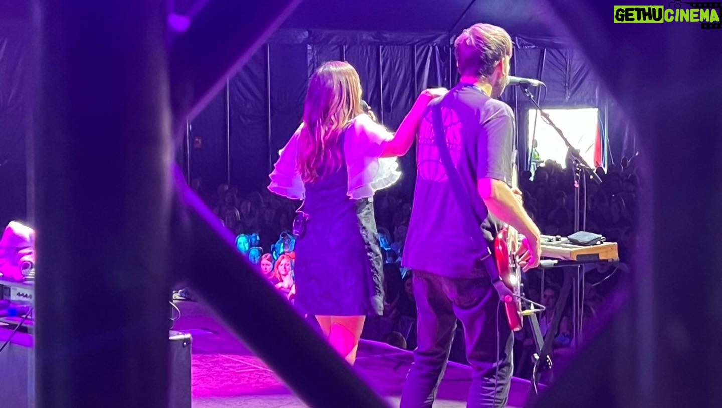 Natalie Imbruglia Instagram - The tent was full of love at @randrcircus in Sheffield yesterday!! So much fun… best crowd this year ❤️⭐️🥰 And thanks @hendersonsrelish for my personalised bottles in dressing room! ❤️👌🏼 Styling: @fredericalovellpank Dress: @dreamsisterjane Shoes: @givenchy 📸 @karenrossiter