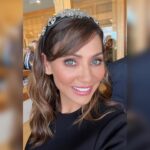 Natalie Imbruglia Instagram - THANK YOU @ezaraj 👸🏻✨ Love my custom-made Leather Crown! @michael_brennan @chinwagpr I had such a fun day with you two and the team !! H&M @michael_brennan 💕 Styling @fredericalovellpank 🦄 Dress @rebeccavallance 🌸 Shoes @rupertsanderson 💓 #australiannationalanthem #melbournecup #flemingtonvrc