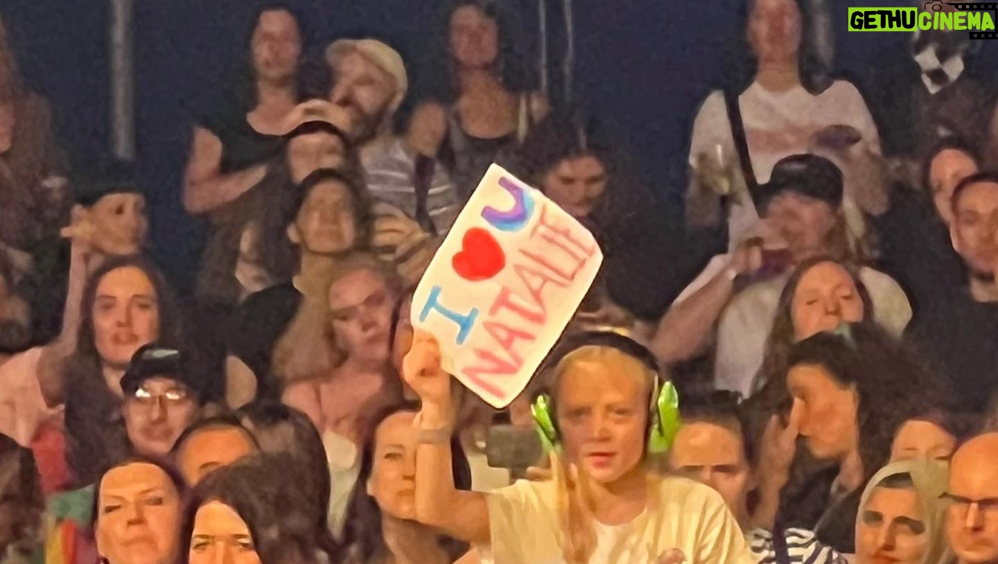 Natalie Imbruglia Instagram - The tent was full of love at @randrcircus in Sheffield yesterday!! So much fun… best crowd this year ❤️⭐️🥰 And thanks @hendersonsrelish for my personalised bottles in dressing room! ❤️👌🏼 Styling: @fredericalovellpank Dress: @dreamsisterjane Shoes: @givenchy 📸 @karenrossiter