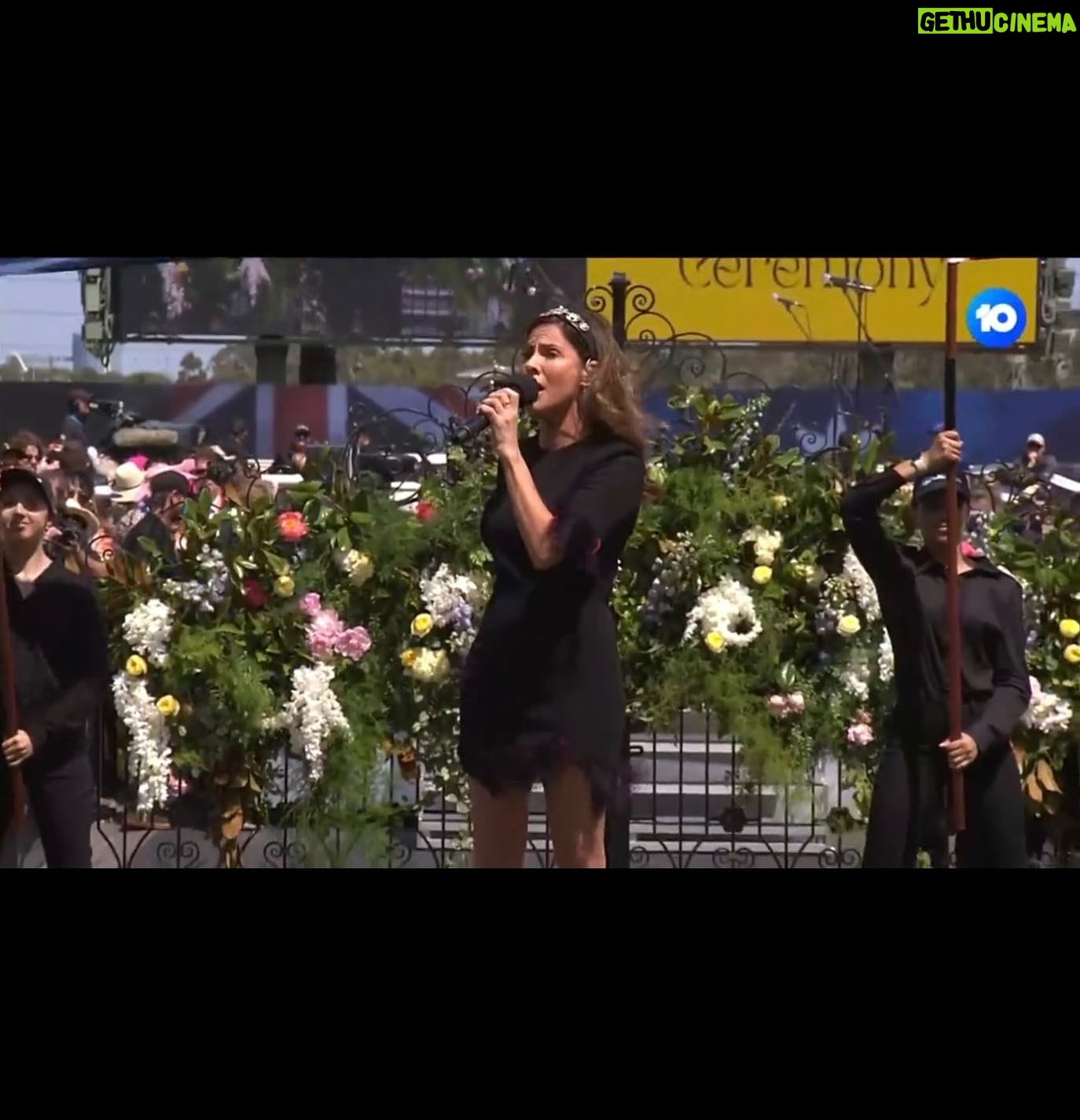 Natalie Imbruglia Instagram - Such an honour to sing the Australian National Anthem for the first time on a public stage yesterday before the Lexus Melbourne Cup! Thanks to the whole team ❤️ @drewmac sammymeads @chinwagpr @ttpublicity @karenrossiter @rudston.brown @bozzy_____ Lisa and Anna from @mushroomevents @flemingtonVRC @caamusic @chrisibbs @emmabanksagent 💜 Special thanks to @ezaraj for my stunning custom made leather crown! ✨ Styling @fredericalovellpank 💛 Dress: @rebeccavallance ⚡️ Shoes: @rupertsanderson ✨ Hair and Makeup: @michael_brennan ⭐️