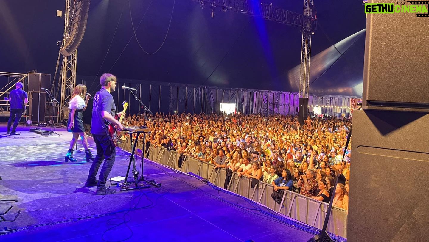 Natalie Imbruglia Instagram - The tent was full of love at @randrcircus in Sheffield yesterday!! So much fun… best crowd this year ❤️⭐️🥰 And thanks @hendersonsrelish for my personalised bottles in dressing room! ❤️👌🏼 Styling: @fredericalovellpank Dress: @dreamsisterjane Shoes: @givenchy 📸 @karenrossiter
