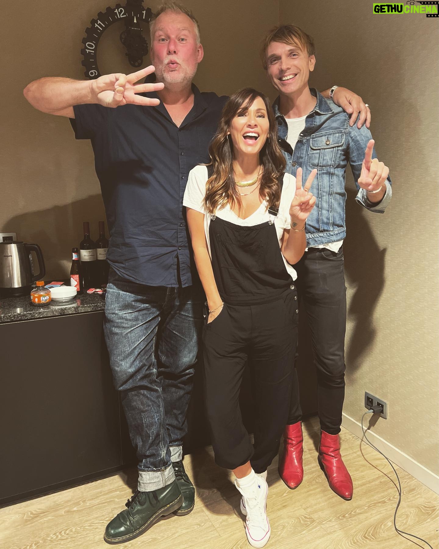 Natalie Imbruglia Instagram - Backstage giggles with @thecardigansofficial @mangolito72 @motoboymusic ❤️⚡️