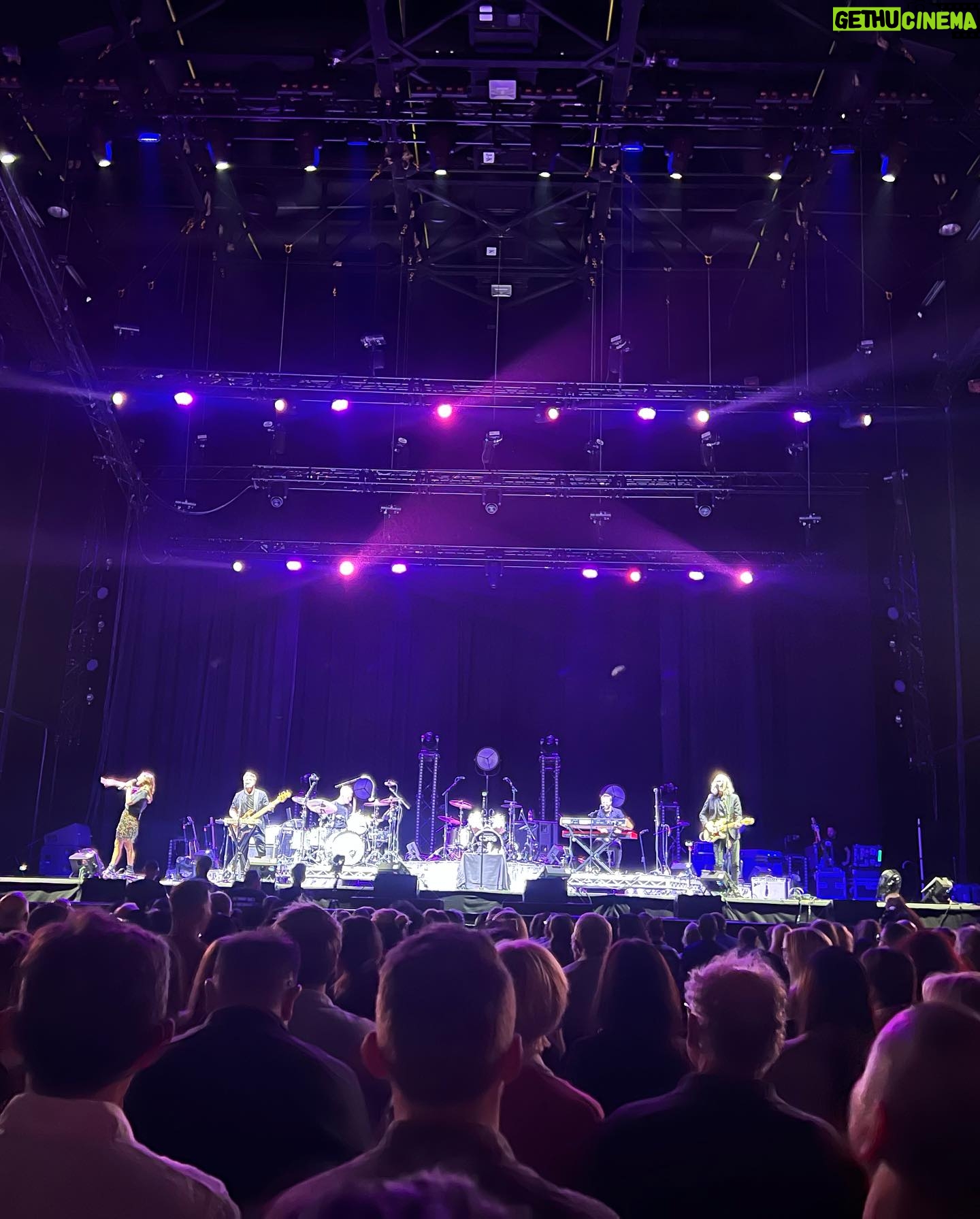Natalie Imbruglia Instagram - The most lively bunch of people… THANK YOU AUCKLAND! @thecorrsofficial TOUR OZ/NZ @thetonichilds @germeinsisters So great to see you @cheriebatchelor after all these years 🥰💜 Styling: @fredericalovellpank ✨ Skirt: @annaquanlabel Top: @jacandjack 📸 @karenrossiter