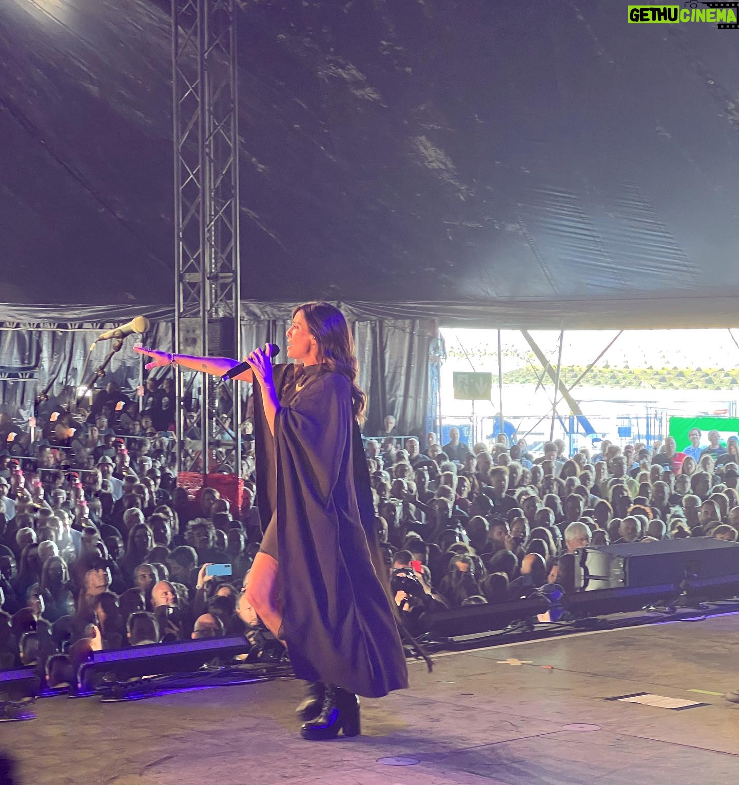 Natalie Imbruglia Instagram - Yesterday was one of my favourite gigs of the year! Thanks to everyone at @wfestival.official for bringing the L💜VE! We also got to enjoy @thecardigansofficial set which was the highlight of my day. 🌻🦋💜 This one styled by me 😜 Dress: @tallermarmo (I’m obsessed.. feels like a superhero cape!) 📸 @karenrossiter