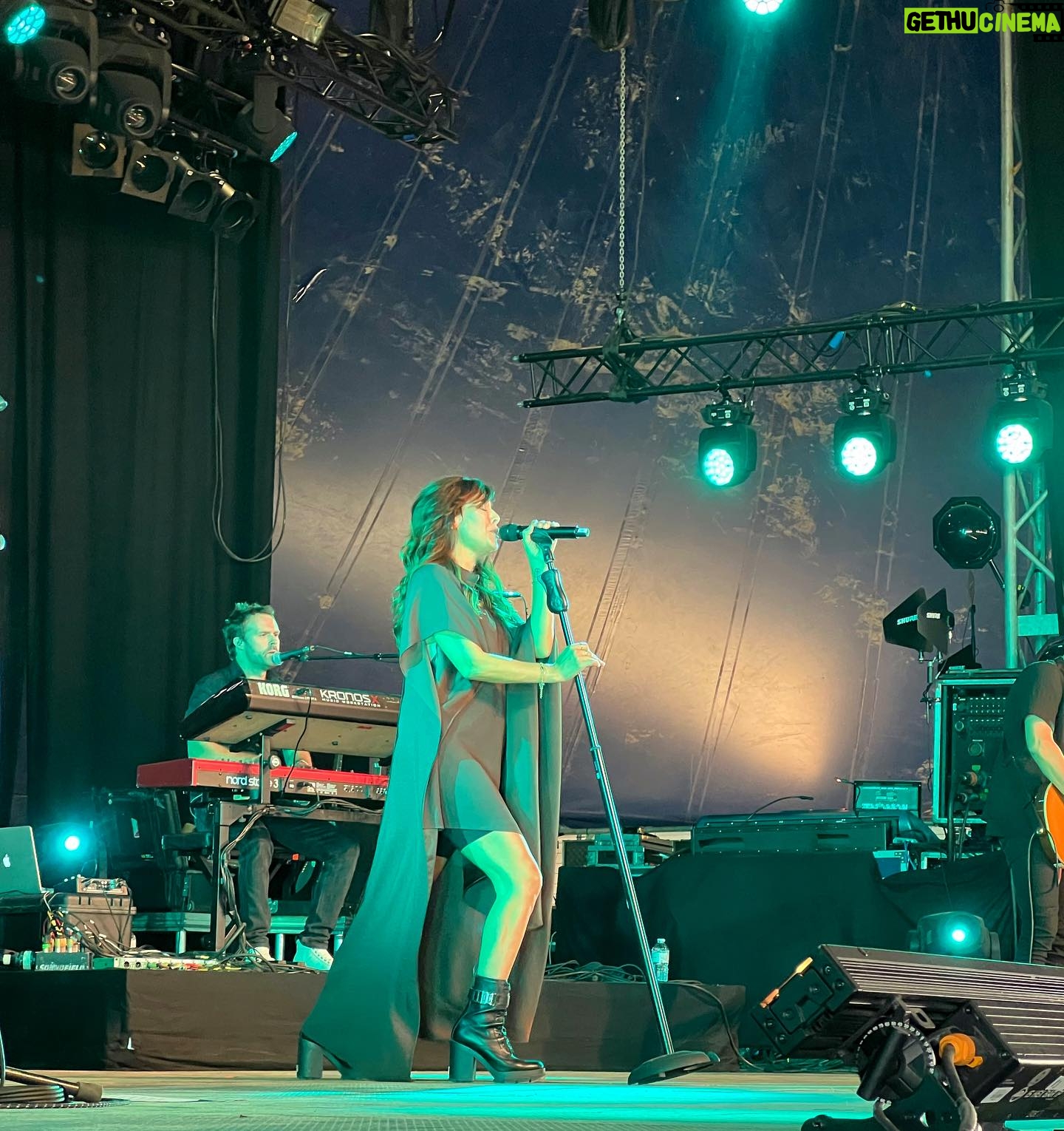 Natalie Imbruglia Instagram - Yesterday was one of my favourite gigs of the year! Thanks to everyone at @wfestival.official for bringing the L💜VE! We also got to enjoy @thecardigansofficial set which was the highlight of my day. 🌻🦋💜 This one styled by me 😜 Dress: @tallermarmo (I’m obsessed.. feels like a superhero cape!) 📸 @karenrossiter