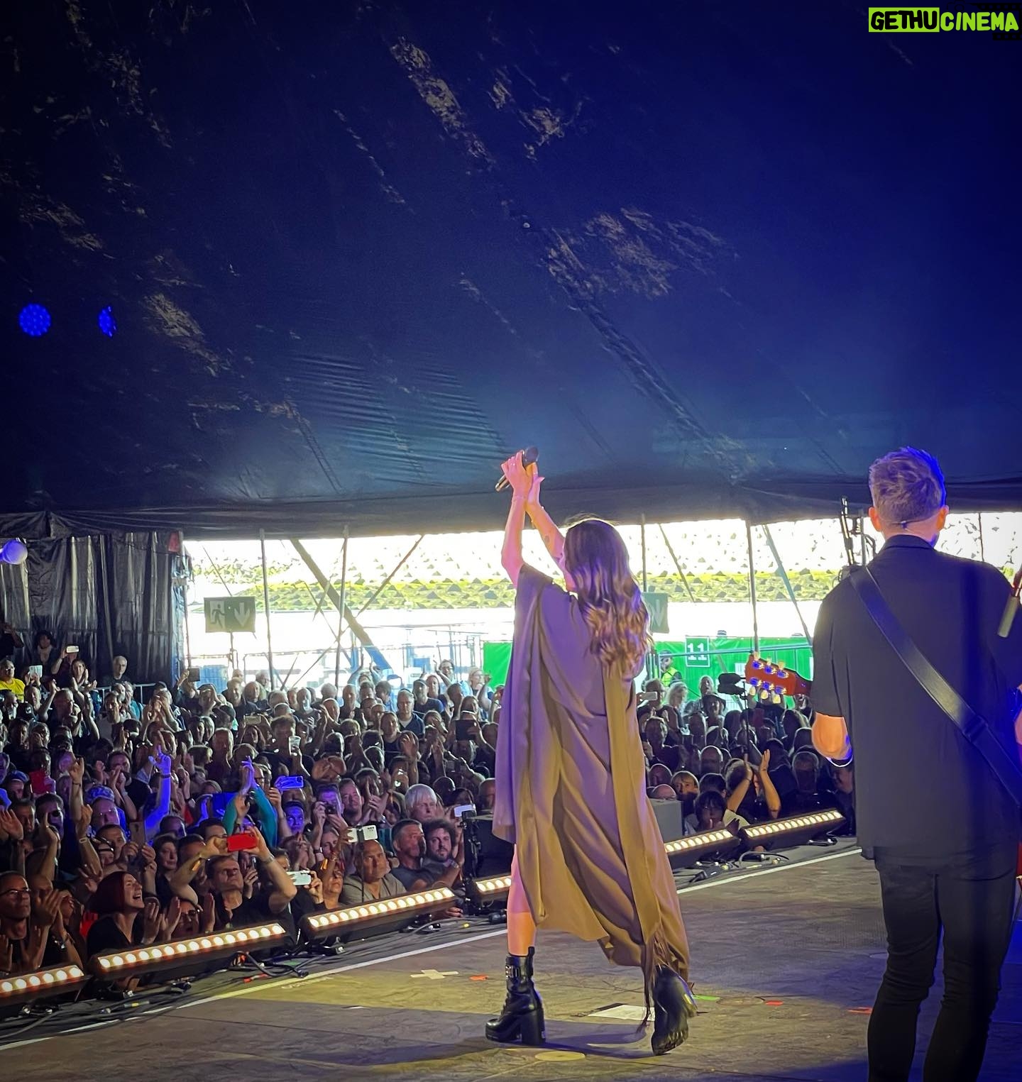Natalie Imbruglia Instagram - Yesterday was one of my favourite gigs of the year! Thanks to everyone at @wfestival.official for bringing the L💜VE! We also got to enjoy @thecardigansofficial set which was the highlight of my day. 🌻🦋💜 This one styled by me 😜 Dress: @tallermarmo (I’m obsessed.. feels like a superhero cape!) 📸 @karenrossiter