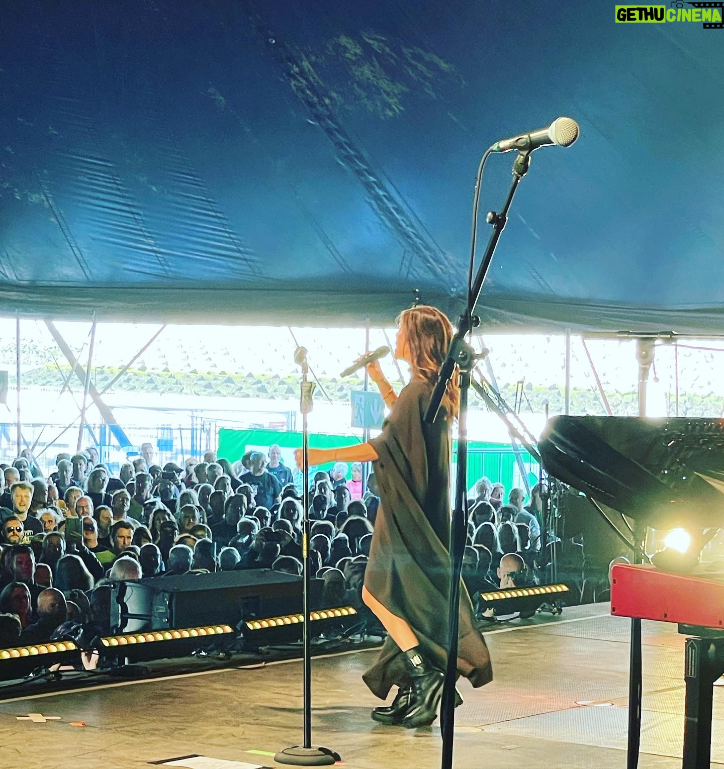Natalie Imbruglia Instagram - Yesterday was one of my favourite gigs of the year! Thanks to everyone at @wfestival.official for bringing the L💜VE! We also got to enjoy @thecardigansofficial set which was the highlight of my day. 🌻🦋💜 This one styled by me 😜 Dress: @tallermarmo (I’m obsessed.. feels like a superhero cape!) 📸 @karenrossiter