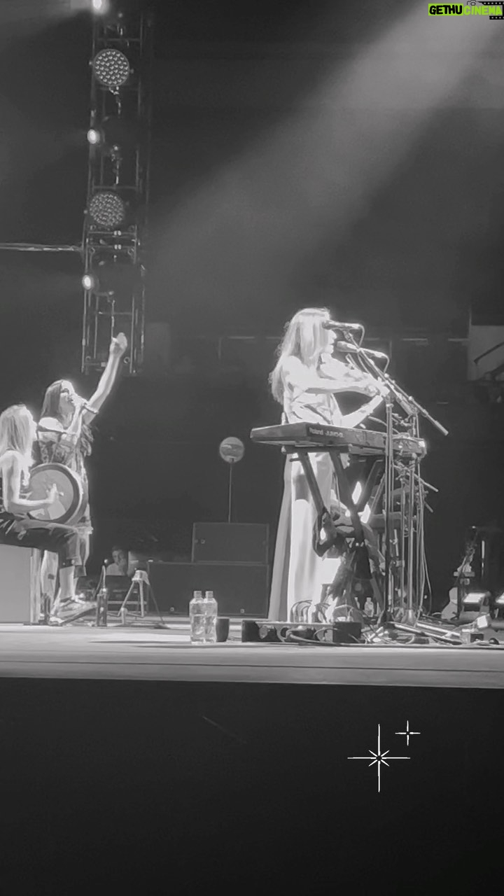 Natalie Imbruglia Instagram - More @thecorrsofficial MAGIC at @adelaideentertainmentcentre 💚✨✨✨