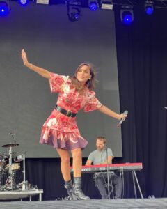 Natalie Imbruglia Instagram - All L💜VE from the crowd at @thebigfeastival yesterday!!! Our equipment didn’t arrive on time… But thanks to my amazing manager @sammymeads01 and my agent @chrisibbs and the wonderful @thebigfeastival crew… we rallied and borrowed instruments from @jakeshears @alexjameshq (THANK YOU!) for a heartfelt impromptu acoustic set 😜🌻 And BIG THANKS to my awesome crew and band who pulled it together and were AMAZING.. as always!! @ryanalexfarmery @paulmasondrums @henrikirgens @benlyonsmyth @rodclarkson Rob Jones Rik Hart Adam Barker @markhillslondon @caamusic @thebigfeastival @jakeshears @alexjameshq 📸 @karenrossiter Styling @fredericalovellpank Dress: @leolin_official @sal_morgan Shoes: @givenchy