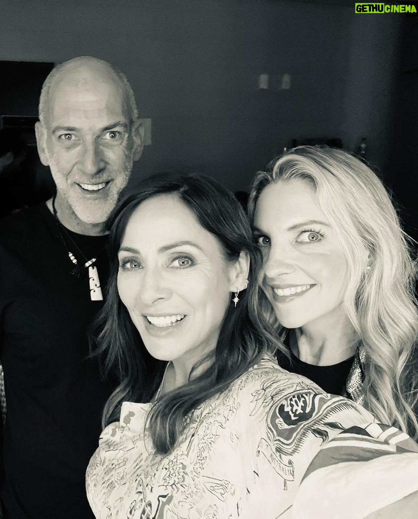 Natalie Imbruglia Instagram - The most lively bunch of people… THANK YOU AUCKLAND! @thecorrsofficial TOUR OZ/NZ @thetonichilds @germeinsisters So great to see you @cheriebatchelor after all these years 🥰💜 Styling: @fredericalovellpank ✨ Skirt: @annaquanlabel Top: @jacandjack 📸 @karenrossiter