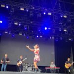 Natalie Imbruglia Instagram - All L💜VE from the crowd at @thebigfeastival yesterday!!! Our equipment didn’t arrive on time… But thanks to my amazing manager @sammymeads01 and my agent @chrisibbs and the wonderful @thebigfeastival crew… we rallied and borrowed instruments from @jakeshears @alexjameshq (THANK YOU!) for a heartfelt impromptu acoustic set 😜🌻 And BIG THANKS to my awesome crew and band who pulled it together and were AMAZING.. as always!! @ryanalexfarmery @paulmasondrums @henrikirgens @benlyonsmyth @rodclarkson Rob Jones Rik Hart Adam Barker @markhillslondon @caamusic @thebigfeastival @jakeshears @alexjameshq 📸 @karenrossiter Styling @fredericalovellpank Dress: @leolin_official @sal_morgan Shoes: @givenchy